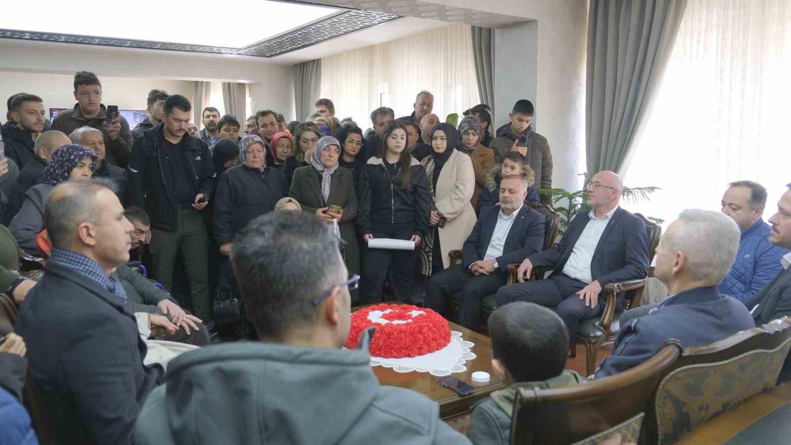 Ardahan’a atanan Vali Mehmet Fatih Çiçekli’yi uğurlama töreninde duygu dolu anlar 6 ardahana atanan vali mehmet fatih cicekliyi ugurlama toreninde duygu dolu anlar 2 T9ntgdkW