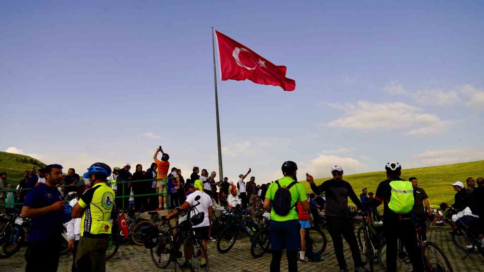 ardahanda atanin siluetine bulut engeli 1 21uFDaRT