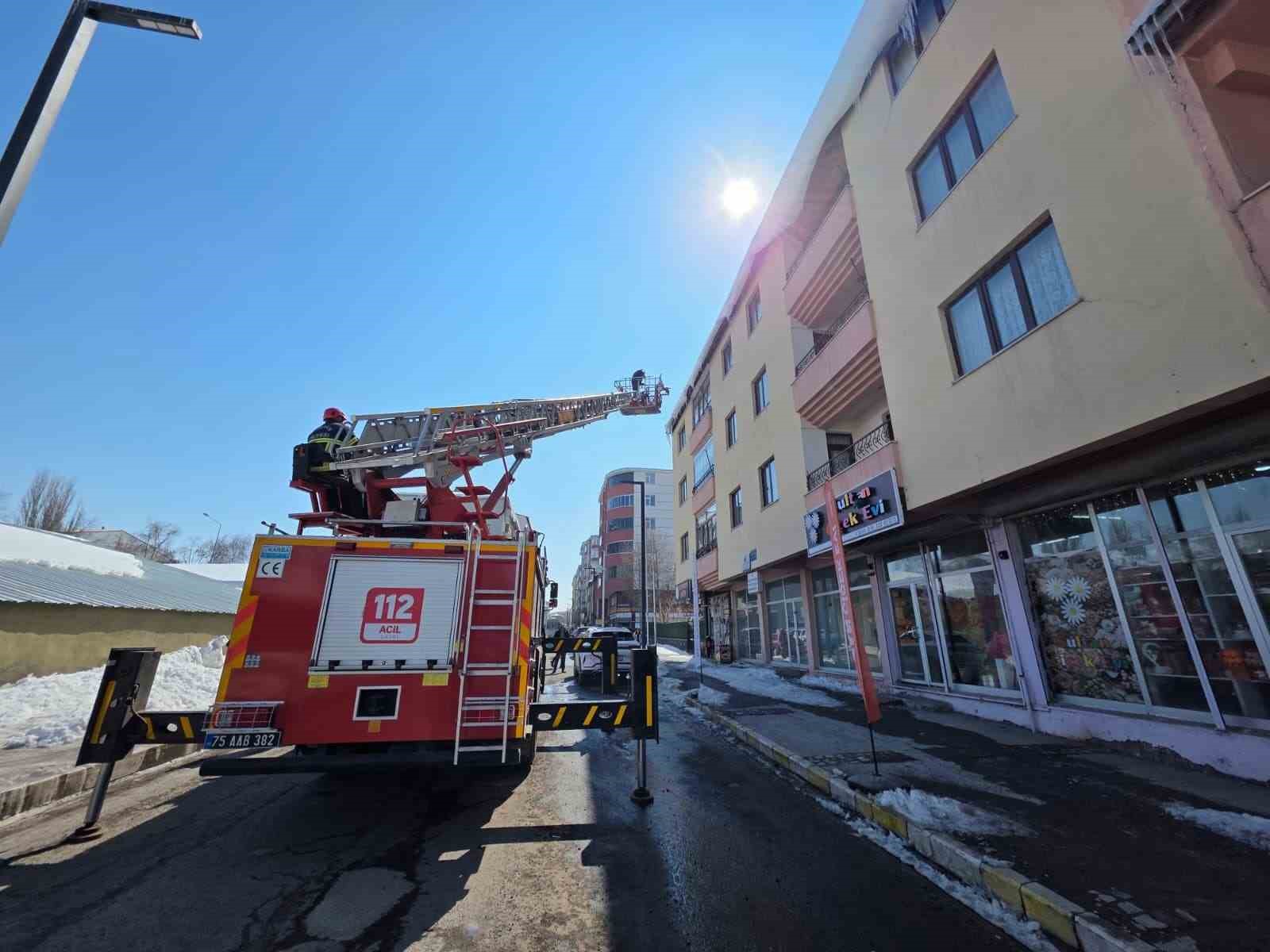 ardahanda catilarda tehlike olusturan buz sarkitlari temizleniyor 0 JkI7PKS6