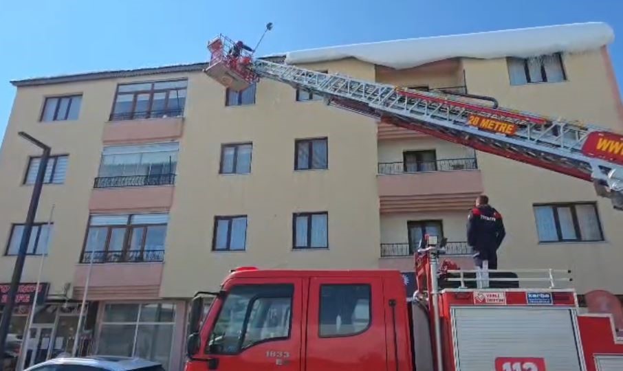 ardahanda catilarda tehlike olusturan buz sarkitlari temizleniyor 4 2f2Ttc8I