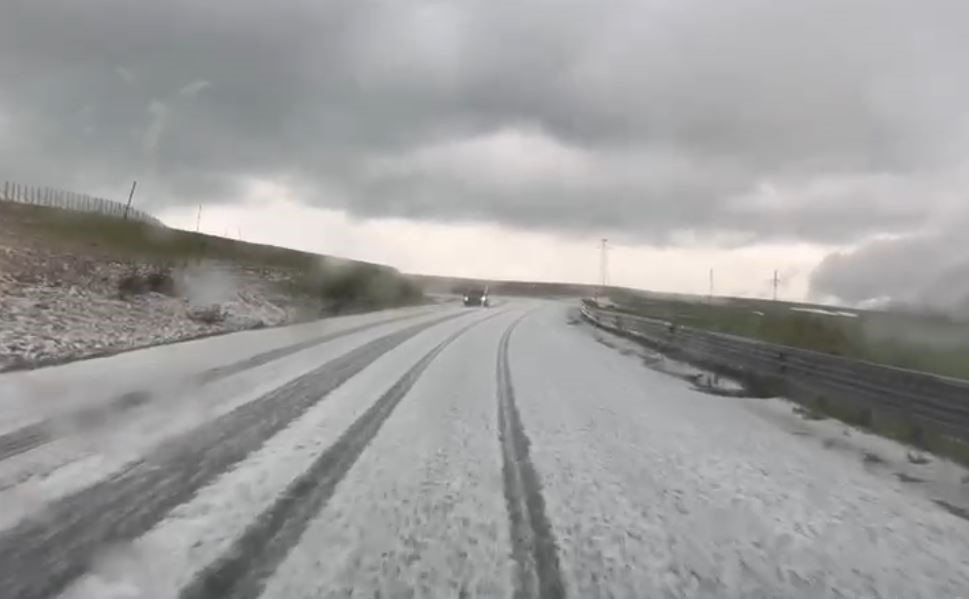 Ardahan’da dolu yağışı yolu beyaza bürüdü 5 ardahanda dolu yagisi yolu beyaza burudu 1 OHBn8pkX