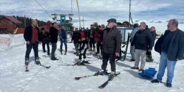 ardahanda-il-genel-meclisi-uyelerinin-kayak-keyfi-KxMRMOc2.jpg