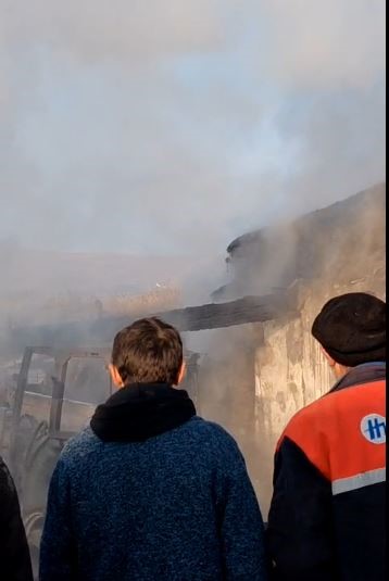 Ardahan’da korkutan yangın: 2 traktör ve ekipmanlar kül oldu 4 ardahanda korkutan yangin 2 traktor ve ekipmanlar kul oldu 0 qYX4wd6w