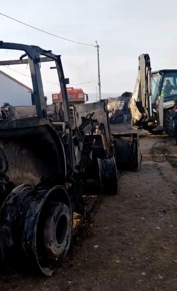 Ardahan’da korkutan yangın: 2 traktör ve ekipmanlar kül oldu 5 ardahanda korkutan yangin 2 traktor ve ekipmanlar kul oldu 1 ddWlFWIf