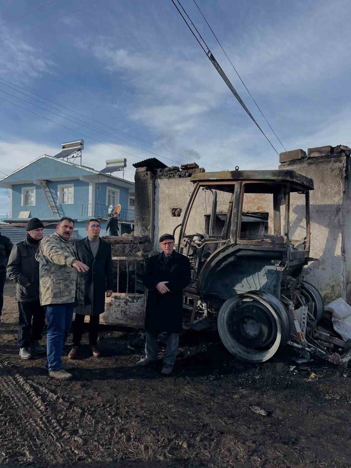 ardahanda korkutan yangin traktor ot balyalari ve 10 ton tahil kule dondu 2 Y1aJ4TyE