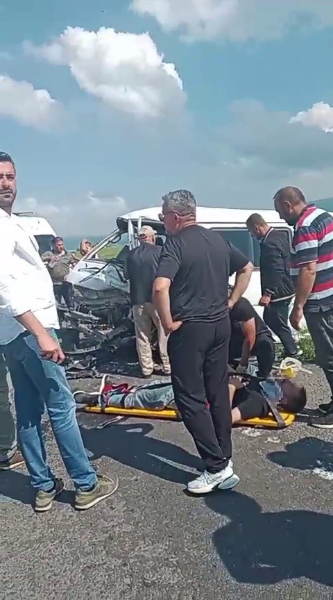 ardahanda otomobiller carpisti 6 yarali 0 EXKEUg1Y