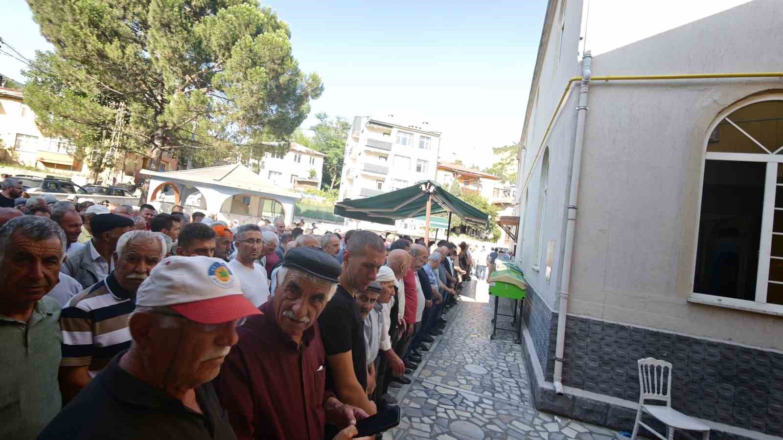 ardahandaki feci kazada hayatini kaybeden 4 kisi artvinde topraga verildi 0 PnSTAPhH