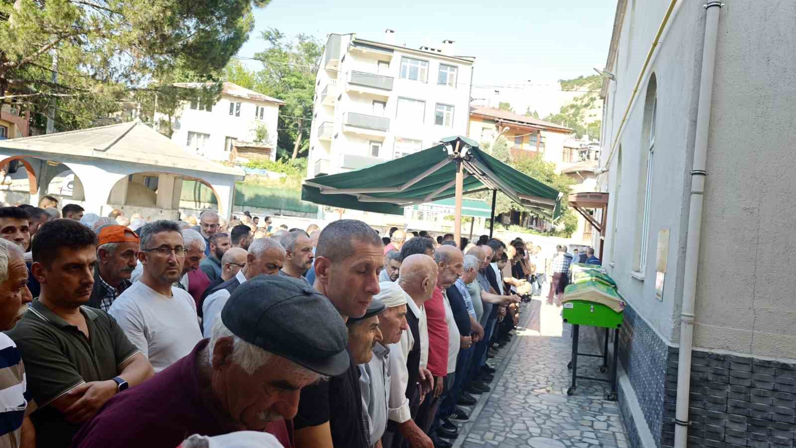 ardahandaki feci kazada hayatini kaybeden 4 kisi artvinde topraga verildi 1 BzQg8Xbb