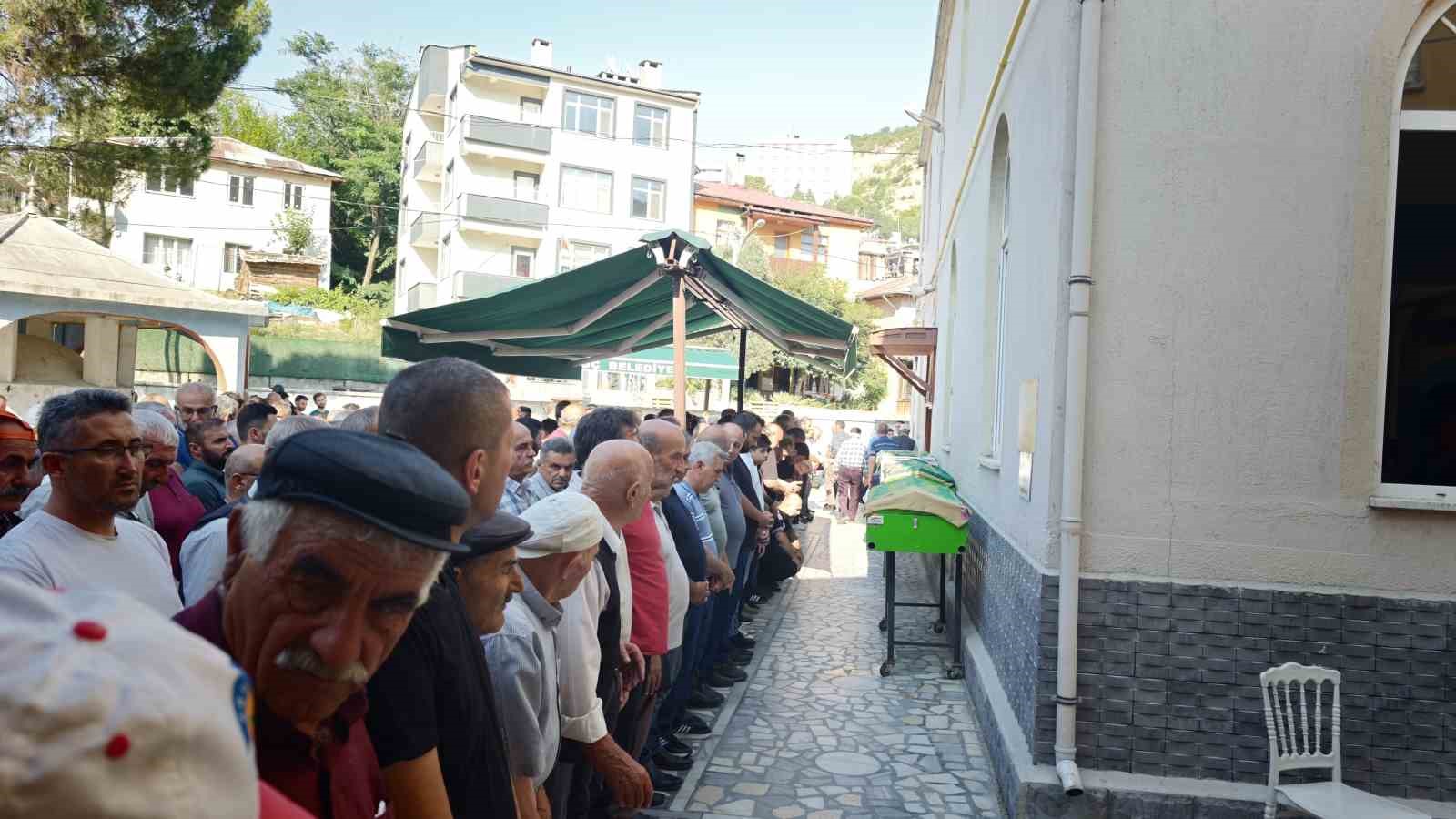 ardahandaki feci kazada hayatini kaybeden 4 kisi artvinde topraga verildi 3 AD2A8AMX