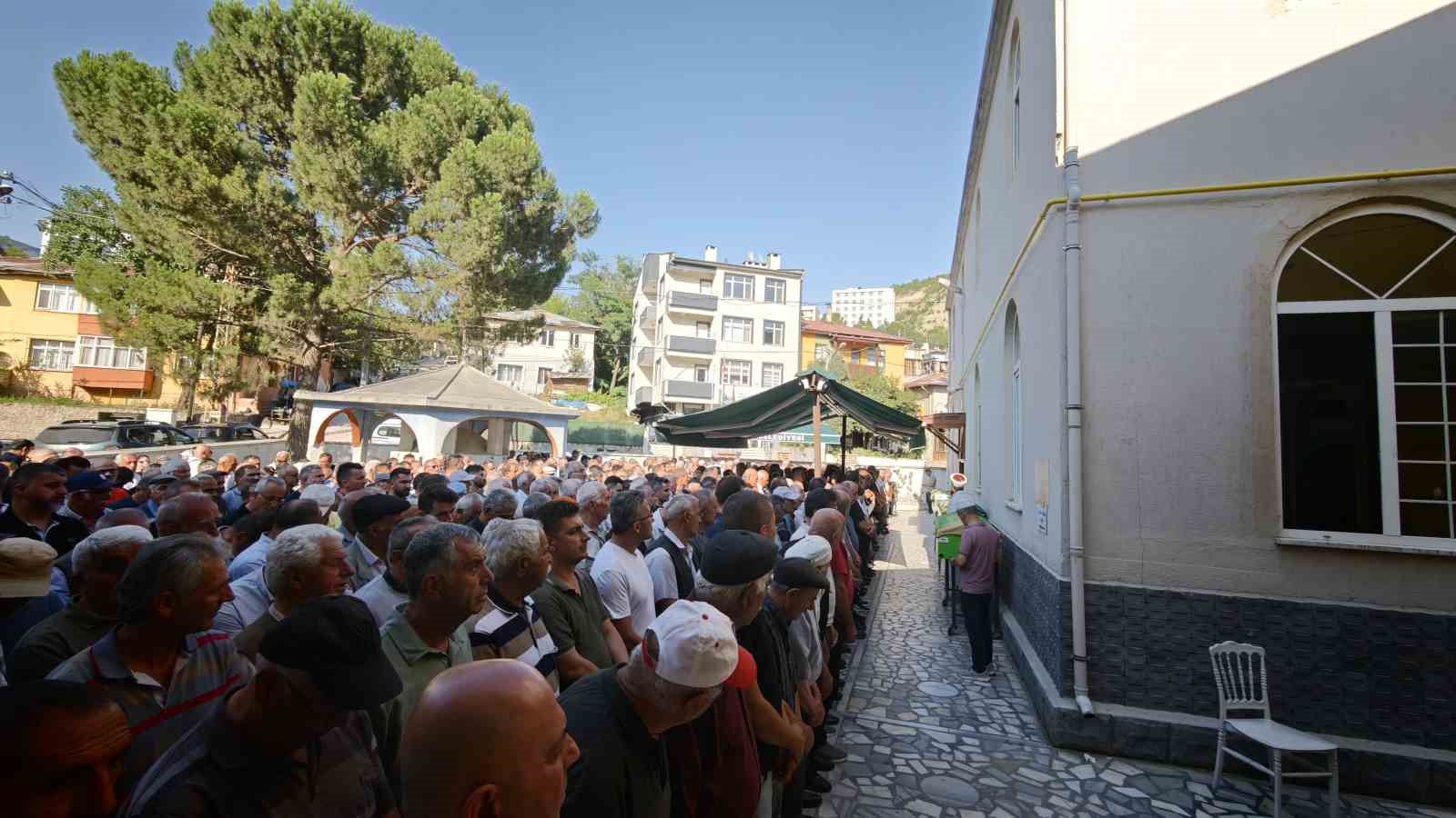 ardahandaki feci kazada hayatini kaybeden 4 kisi artvinde topraga verildi 4 1JZnJJL9