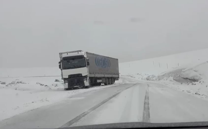 Ardahan’ın yüksek kesimlerinde kar ve tipi ulaşımı aksatıyor 5 ardahanin yuksek kesimlerinde kar ve tipi ulasimi aksatiyor 1 uhZ1HKwz