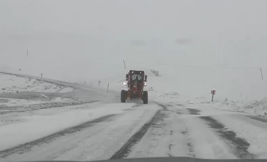 Ardahan’ın yüksek kesimlerinde kar ve tipi ulaşımı aksatıyor 6 ardahanin yuksek kesimlerinde kar ve tipi ulasimi aksatiyor 2 LI7ctb2R
