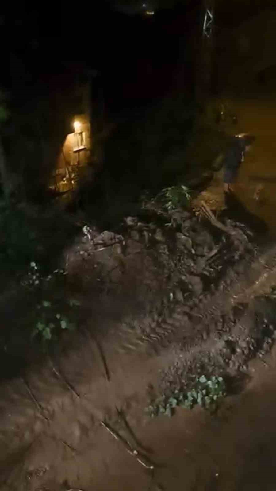 Ardeşen’de heyelan: Köy yolu ulaşıma kapandı 4 ardesende heyelan koy yolu ulasima kapandi 0 YQa2nDQO