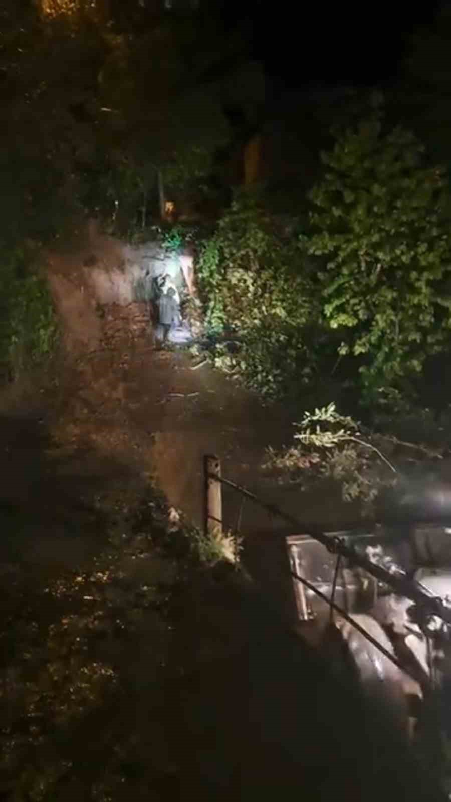 Ardeşen’de heyelan: Köy yolu ulaşıma kapandı 5 ardesende heyelan koy yolu ulasima kapandi 1