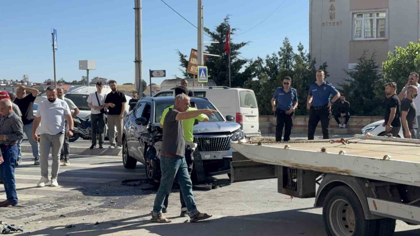 ardi ardina serit degistiren surucu kaza yapti 3 yarali 1 EZm57YHN