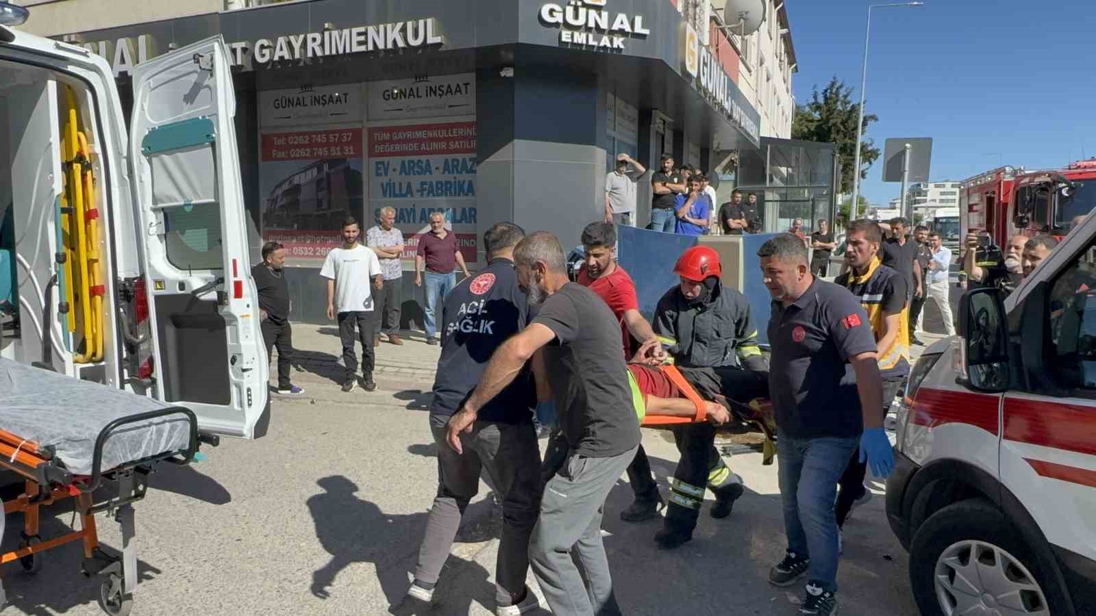 ardi ardina serit degistiren surucu kaza yapti 3 yarali 2 qW9yfs5c