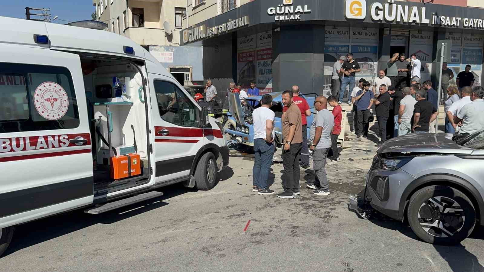 ardi ardina serit degistiren surucu kaza yapti 3 yarali 5 2NQeZjhg