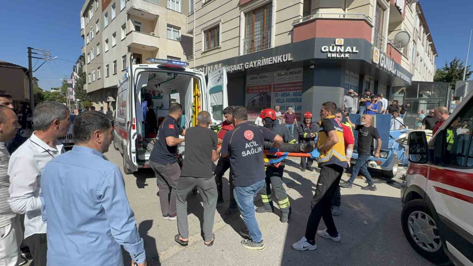 ardi ardina serit degistiren surucu kaza yapti 3 yarali 6