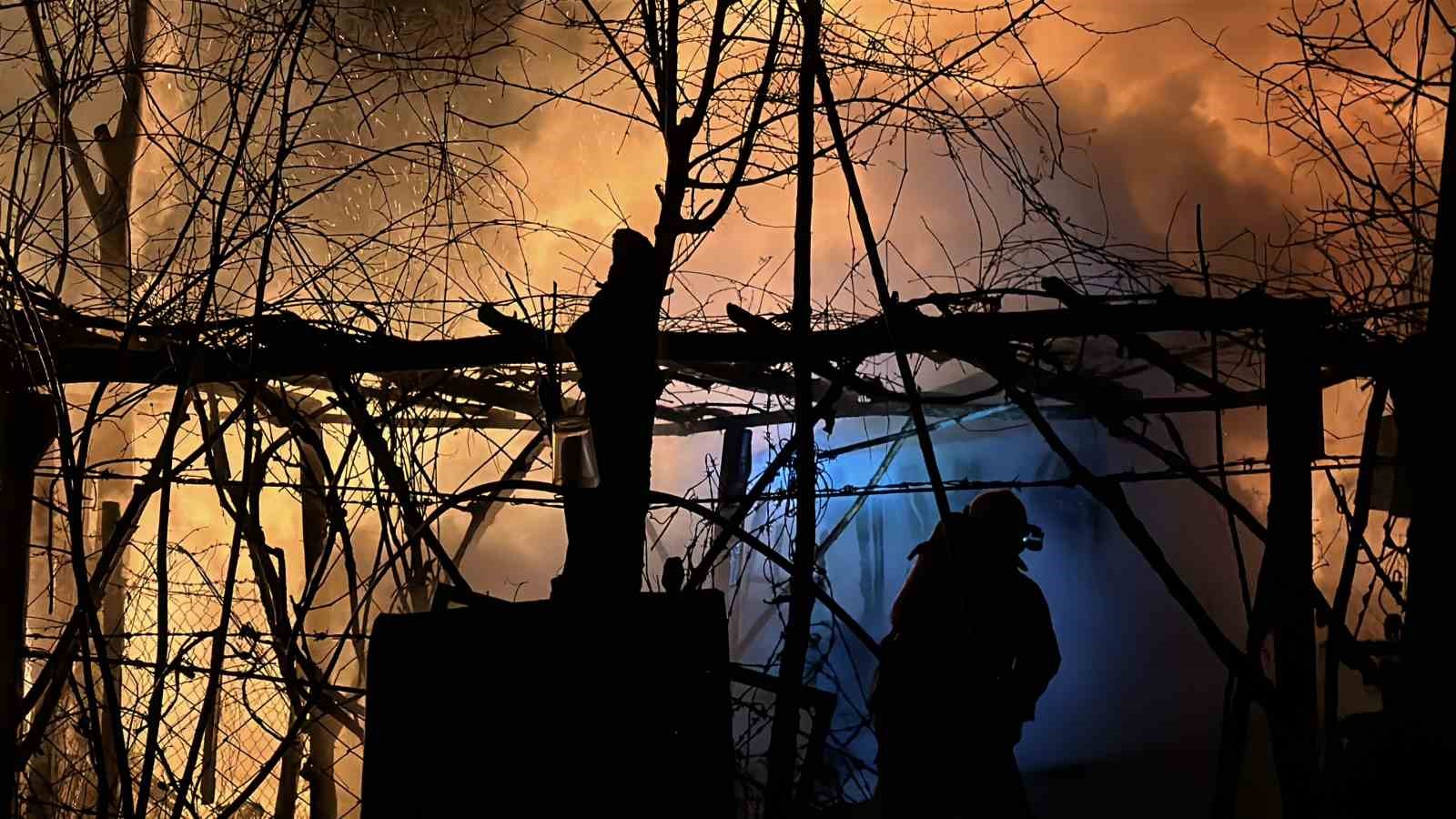 Ardiye yangını eve sıçramadan söndürüldü 8 ardiye yangini eve sicramadan sonduruldu 4 EpCuC1hW
