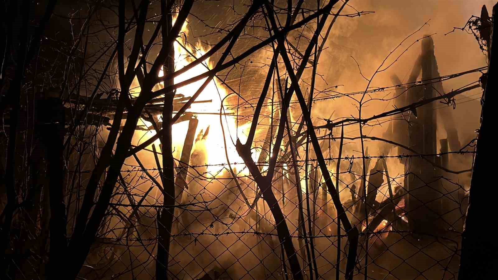 Ardiye yangını eve sıçramadan söndürüldü 9 ardiye yangini eve sicramadan sonduruldu 5 daFrGjbT
