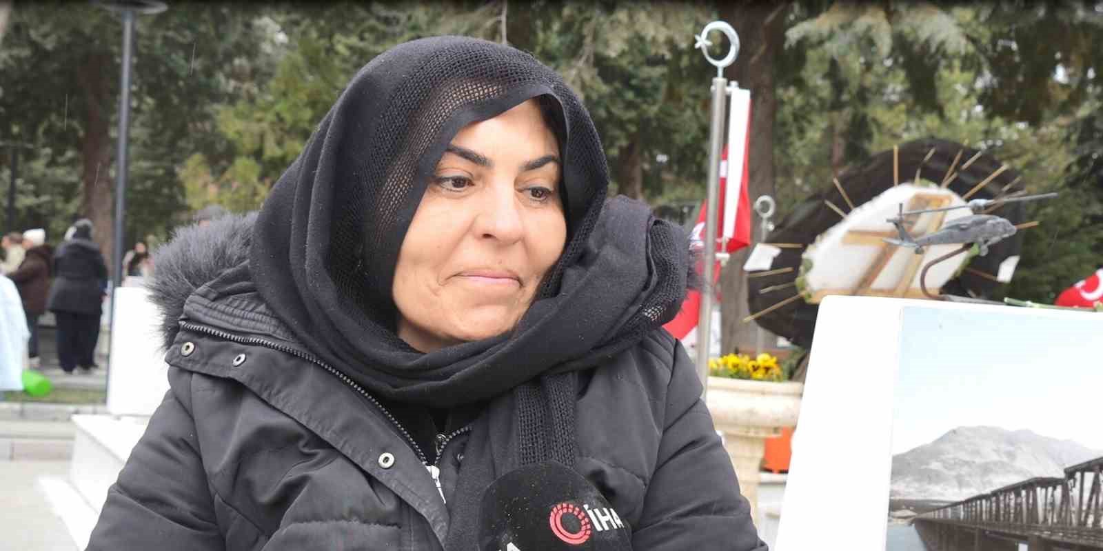 Arefe gününde Cebeci Askeri Şehitliği’ni ziyaret eden aileler şehitlerin kabirleri başında dua etti 18 arefe gununde cebeci askeri sehitligini ziyaret eden aileler sehitlerin kabirleri basinda dua etti 14 QFkSI3kz