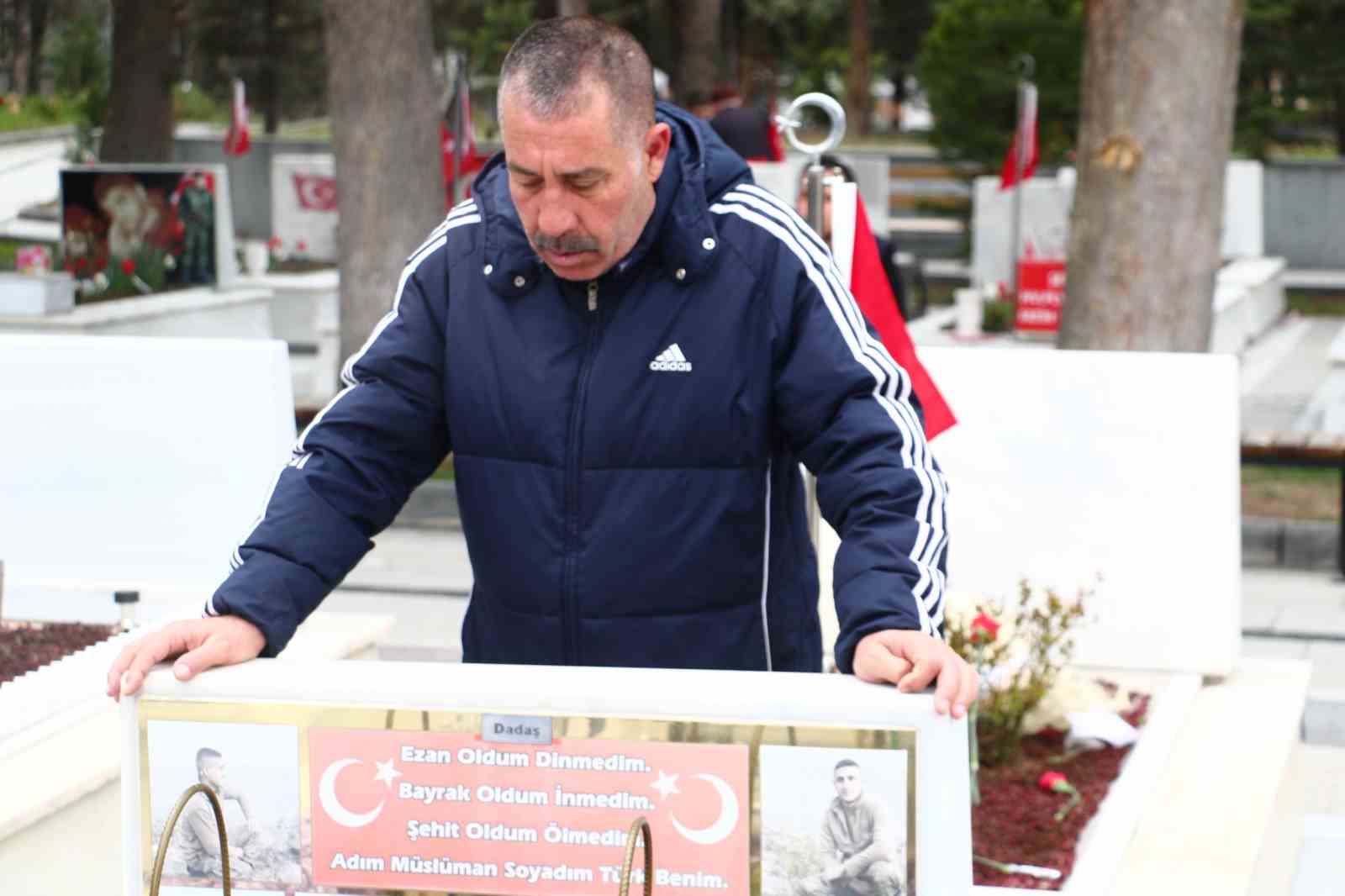 Arefe gününde Cebeci Askeri Şehitliği’ni ziyaret eden aileler şehitlerin kabirleri başında dua etti 6 arefe gununde cebeci askeri sehitligini ziyaret eden aileler sehitlerin kabirleri basinda dua etti 2 wtWGNhAW