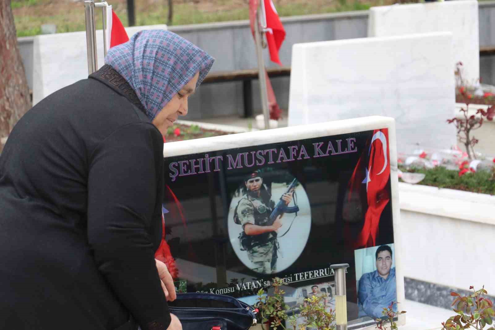 Arefe gününde Cebeci Askeri Şehitliği’ni ziyaret eden aileler şehitlerin kabirleri başında dua etti 8 arefe gununde cebeci askeri sehitligini ziyaret eden aileler sehitlerin kabirleri basinda dua etti 4 AjekRTy6