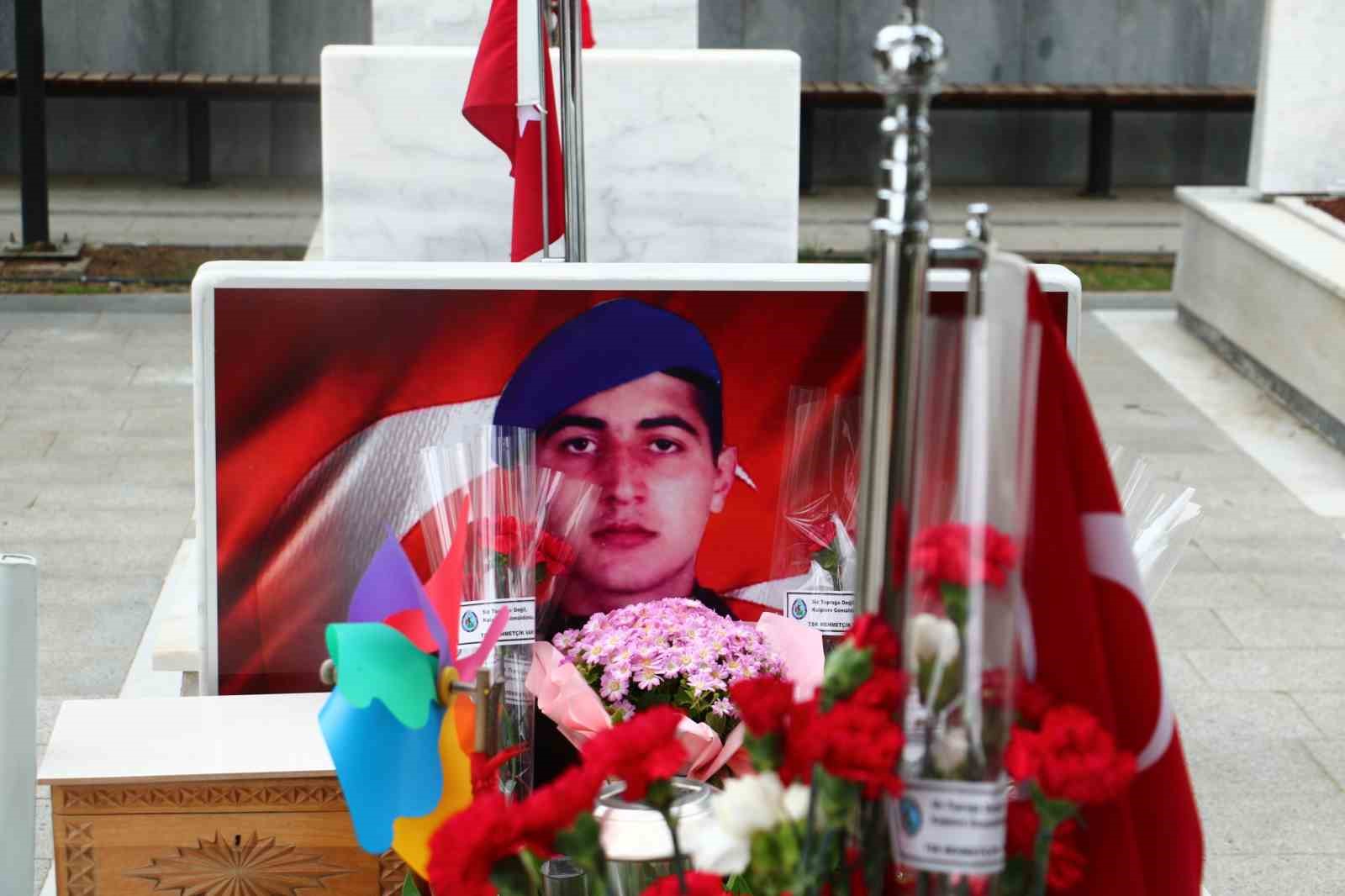 Arefe gününde Cebeci Askeri Şehitliği’ni ziyaret eden aileler şehitlerin kabirleri başında dua etti 9 arefe gununde cebeci askeri sehitligini ziyaret eden aileler sehitlerin kabirleri basinda dua etti 5 dFESDgOp