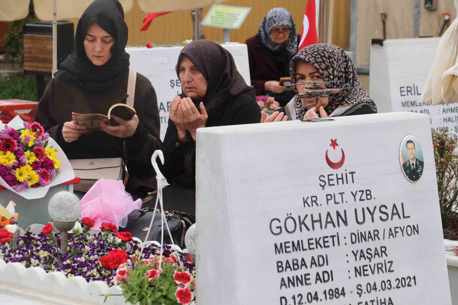 Arefe gününde Cebeci Askeri Şehitliği’ni ziyaret eden aileler şehitlerin kabirleri başında dua etti 10 arefe gununde cebeci askeri sehitligini ziyaret eden aileler sehitlerin kabirleri basinda dua etti 6 bwQGvcIi
