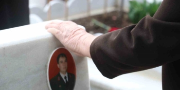arefe-gununde-cebeci-askeri-sehitligini-ziyaret-eden-aileler-sehitlerin-kabirleri-basinda-dua-etti-OvW9ZBp8.jpg