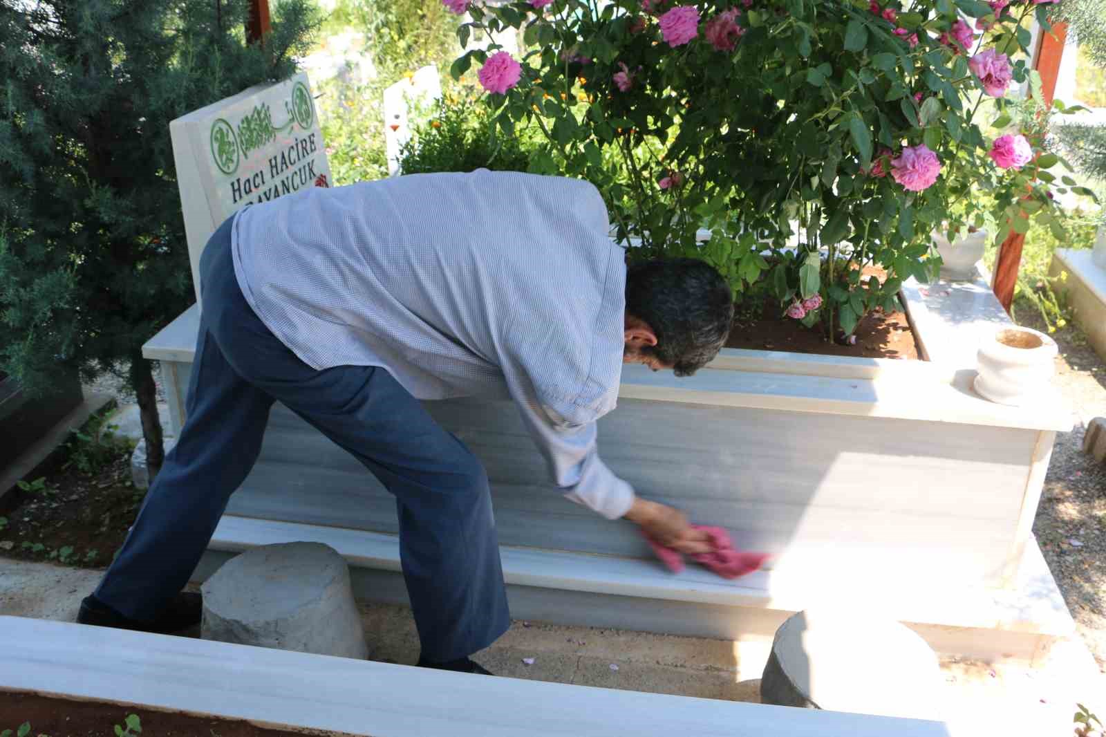 arefe gununde mezarliklarda yogunluk yasandi 2 fAqTFVmp