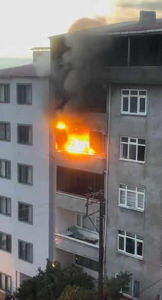 arhavide apartman dairesinde yangin panigi 0 HJ8IiKq6