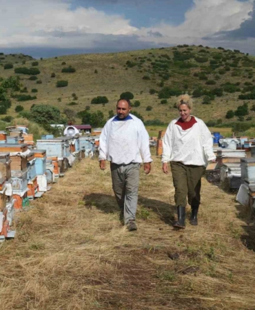 arilarin-izinde-bir-omur-karavan-destegi-gezgin-arici-aileye-nefes-oldu-DjQAP9hI.jpg