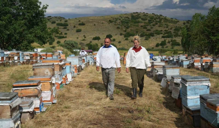 arilarin-izinde-bir-omur-karavan-destegi-gezgin-arici-aileye-nefes-oldu-DjQAP9hI.jpg