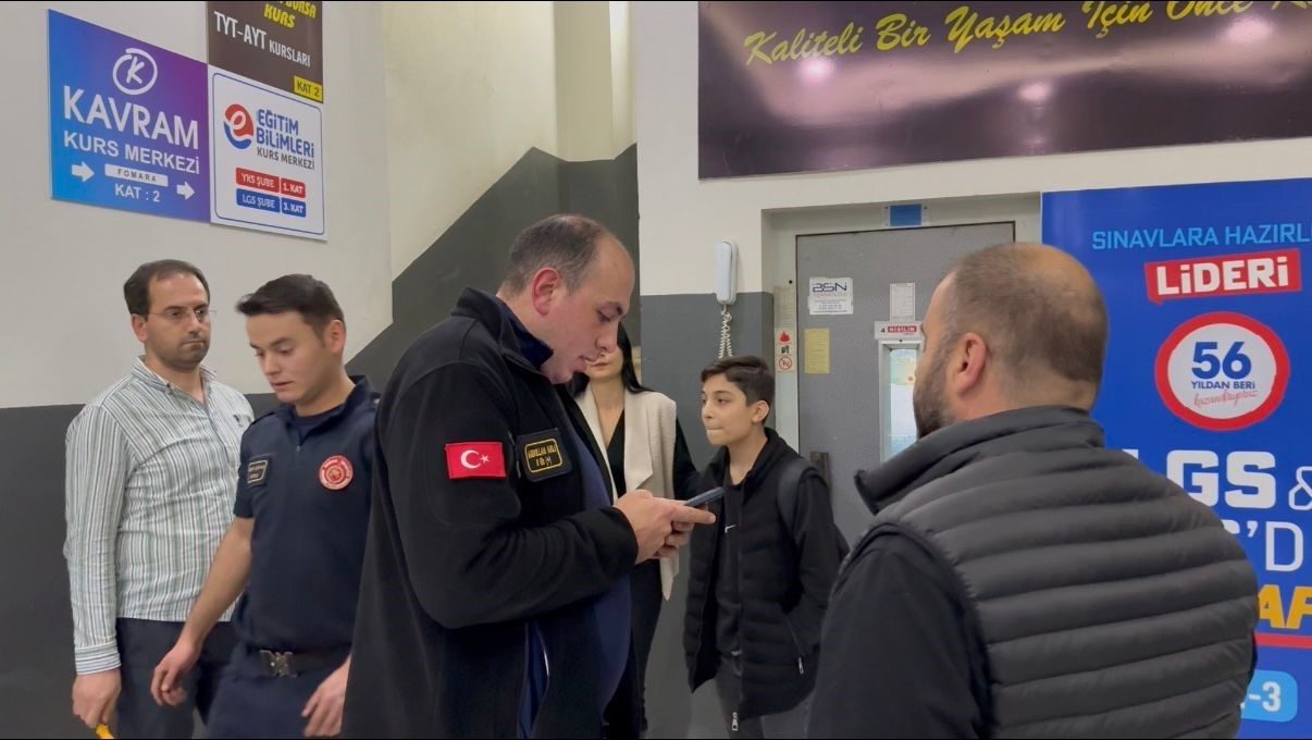 arizalanan asansorde 45 dakika mahsur kaldilar 2 ogrenciyi itfaiye kurtardi 0 c9mYQ6VC