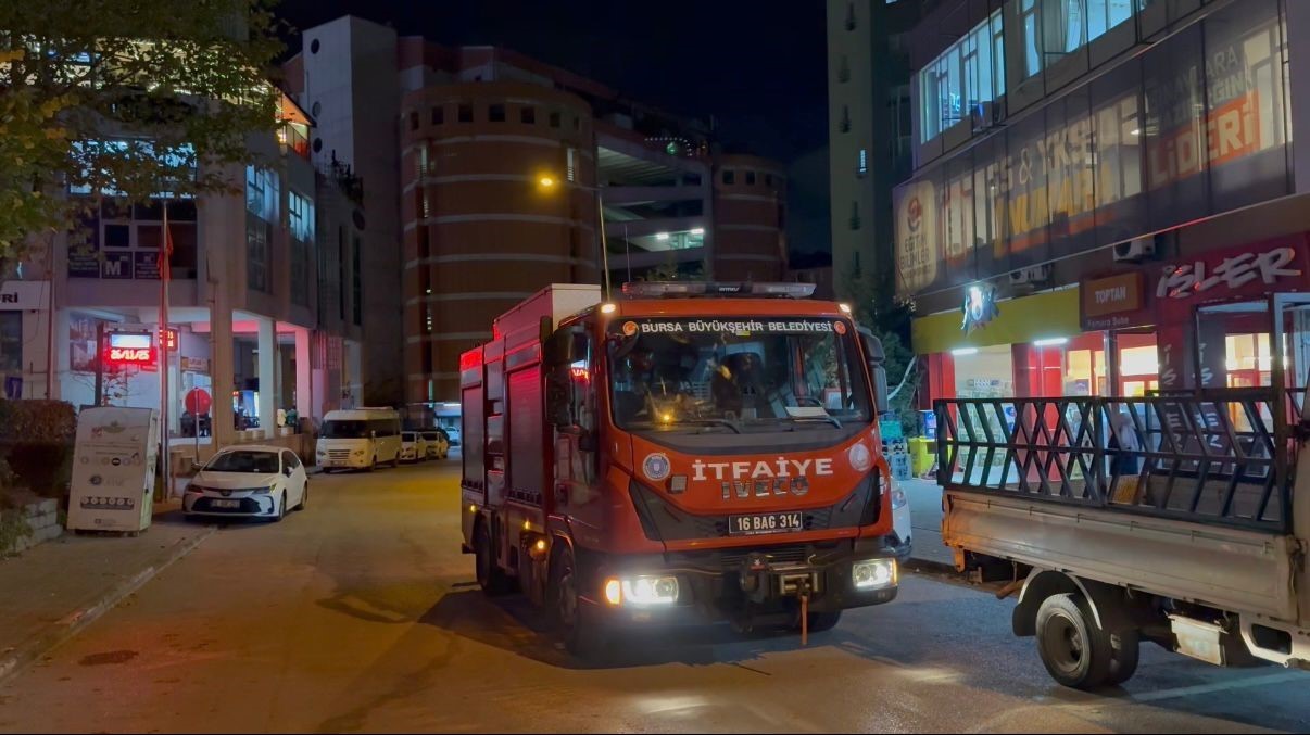 arizalanan asansorde 45 dakika mahsur kaldilar 2 ogrenciyi itfaiye kurtardi 1 cA1RHa6s