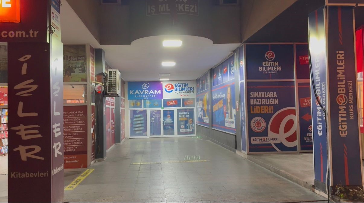 arizalanan asansorde 45 dakika mahsur kaldilar 2 ogrenciyi itfaiye kurtardi 2
