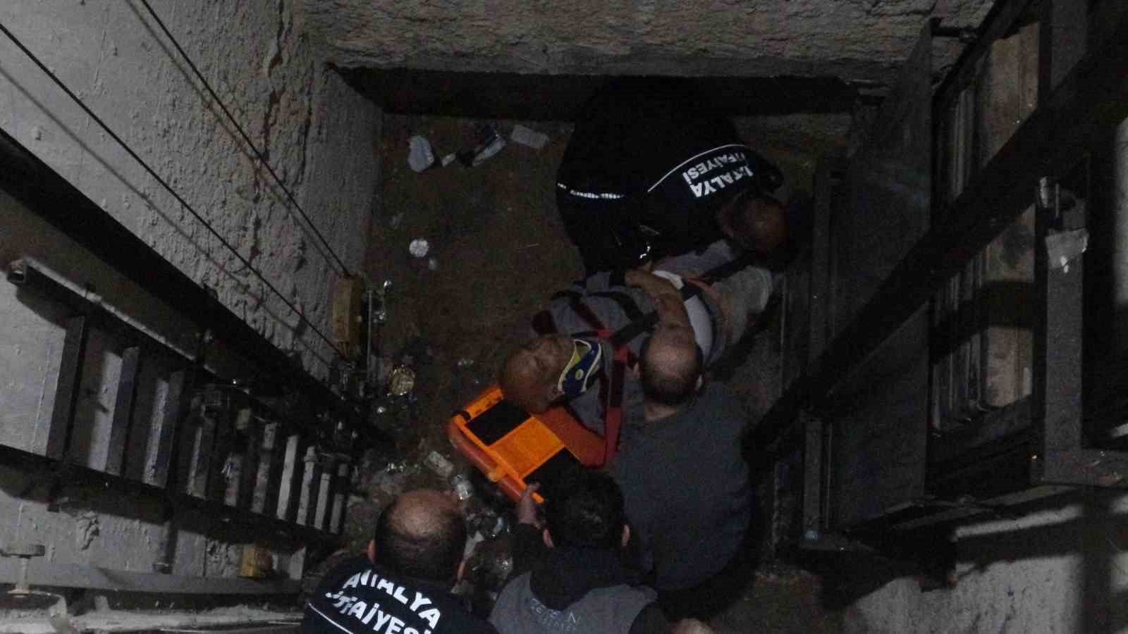 arizalanan asansoru kontrol etmek isterken asansor bosluguna dustu 5 7wanFLac