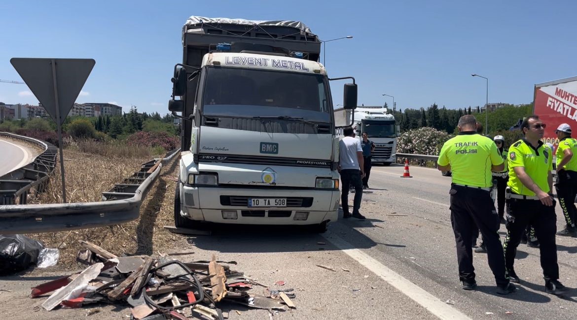 arizalanan kamyona carpan tirin surucusu hayatini kaybetti 3 tgZ5tE3v