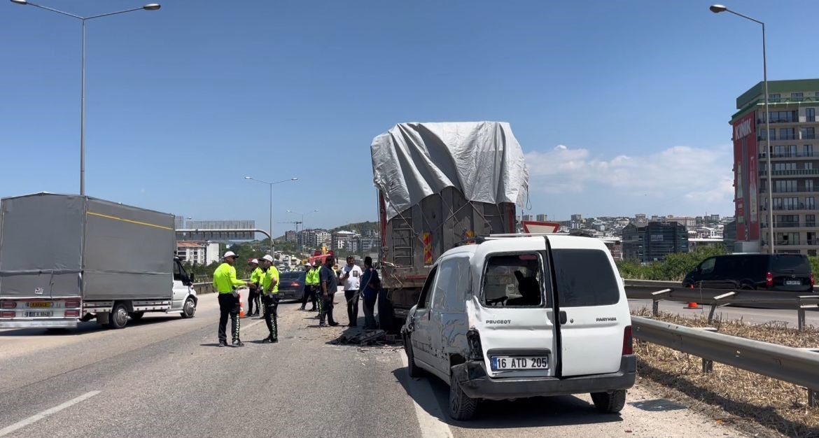 arizalanan kamyona carpan tirin surucusu hayatini kaybetti 4 OmfTqcq8