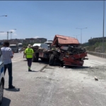 arizalanan-kamyona-carpan-tirin-surucusu-hayatini-kaybetti-s9LBIHe9.jpg