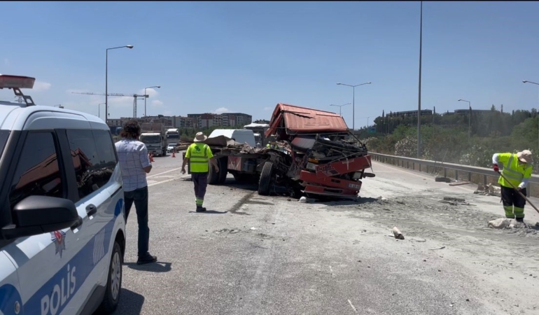 arizalanan-kamyona-carpan-tirin-surucusu-hayatini-kaybetti-s9LBIHe9.jpg