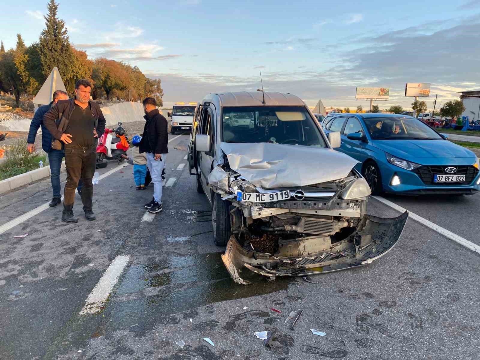 arizalanan park halindeki otomobile hafif ticari arac carpti 2 yarali 0