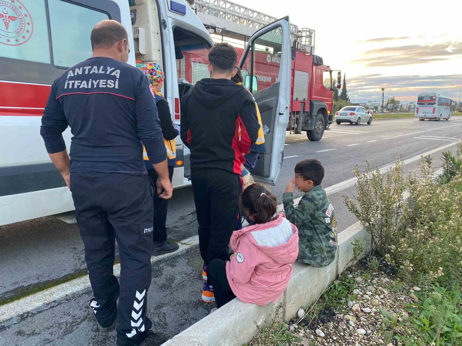 arizalanan park halindeki otomobile hafif ticari arac carpti 2 yarali 1 Vh6LHltm