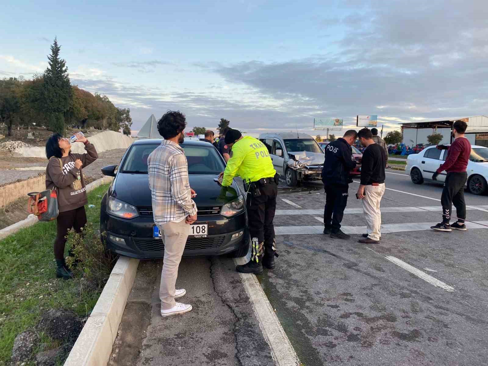arizalanan park halindeki otomobile hafif ticari arac carpti 2 yarali 2 pHyFGyca