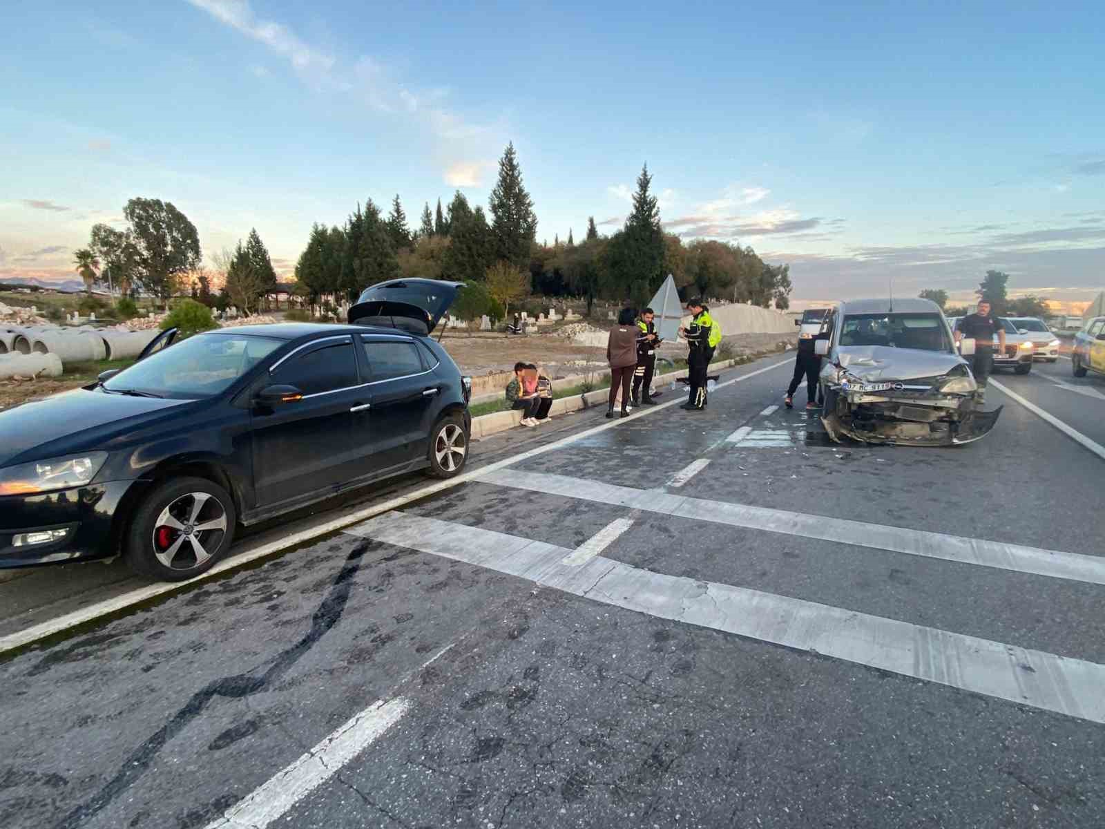 arizalanan park halindeki otomobile hafif ticari arac carpti 2 yarali 3 m9GPMpH3