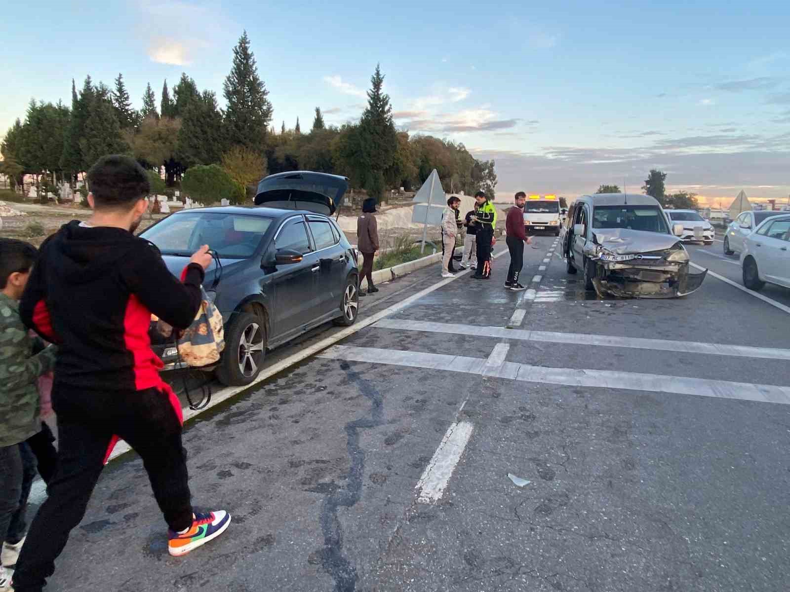 arizalanan park halindeki otomobile hafif ticari arac carpti 2 yarali 5 zRn2DDYB