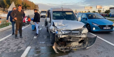 arizalanan-park-halindeki-otomobile-hafif-ticari-arac-carpti-2-yarali-IS7wH7A6.jpg