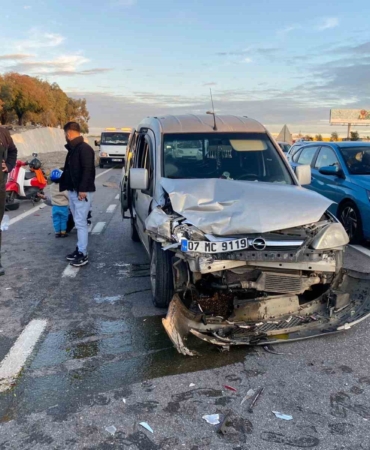 arizalanan-park-halindeki-otomobile-hafif-ticari-arac-carpti-2-yarali-IS7wH7A6.jpg