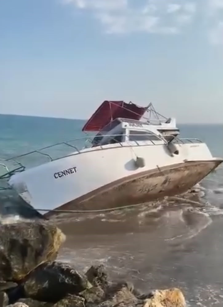 arizalanan tekne cekilirken kismen batti 0 IUAgksOh